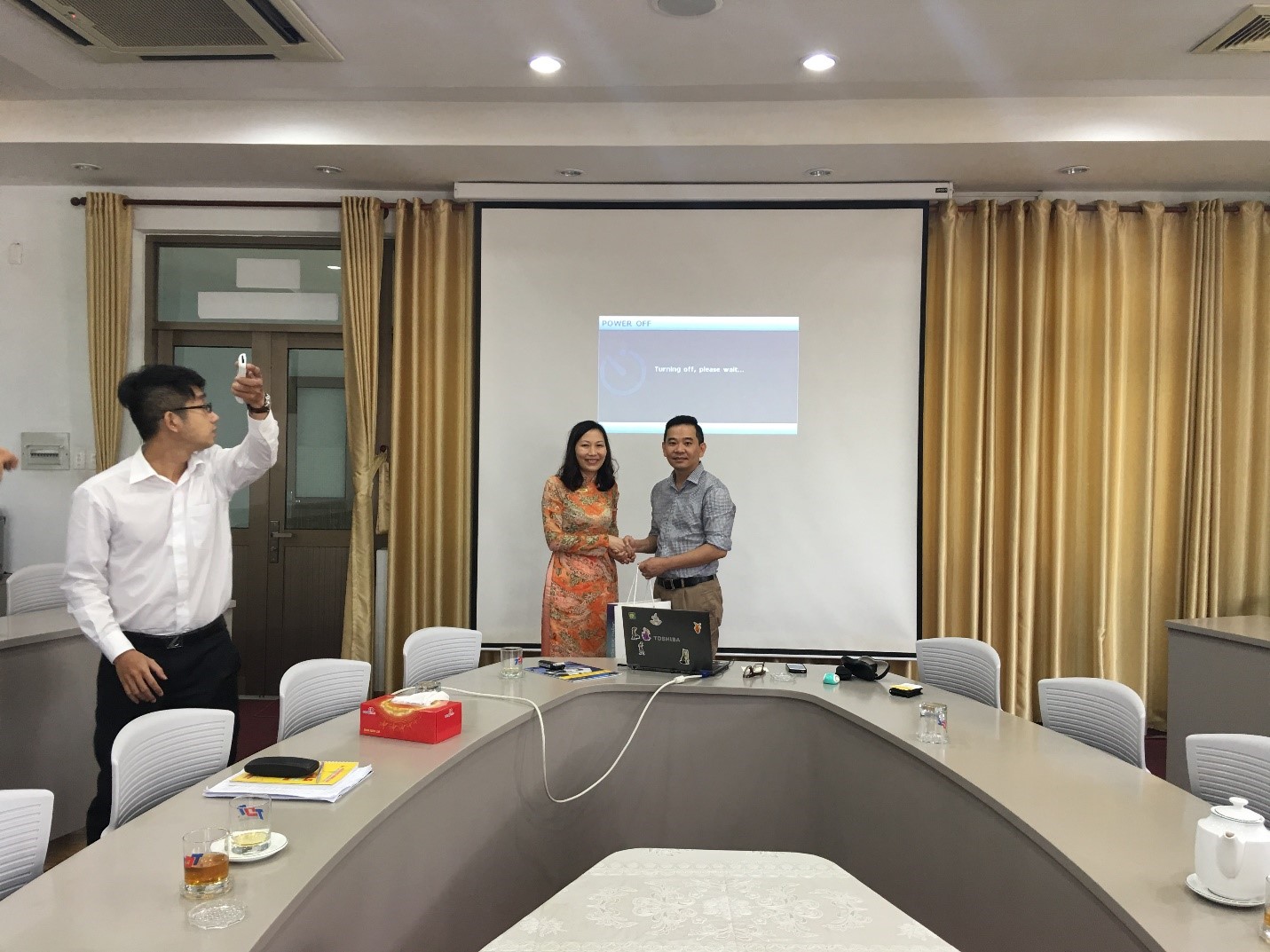 TS Phạm Thị Minh Lý, Trưởng Khoa Quản trị Kinh doanh trao quà lưu niệm và cám ơn của PGS Liêm về buổi chia sẻ.