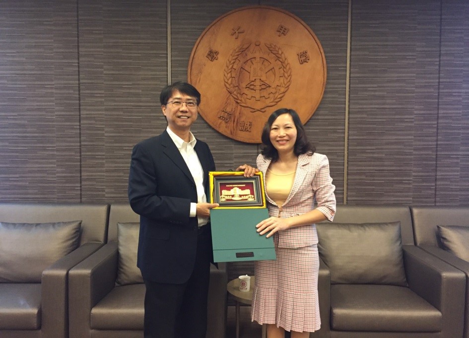 Hình 2: TS. Phạm Thị Minh Lý tặng quà lưu niệm cho Hiệu Trưởng Đại học Phùng Giáp - Dr- Bing Jean Lee