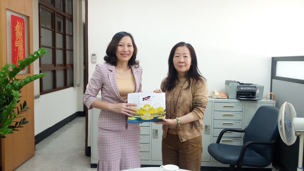 Hình 3: TS. Phạm Thị Minh Lý tặng quà lưu niệm với Chánh văn phòng phụ trách Đào tạo Trường Đại học Phùng Giáp