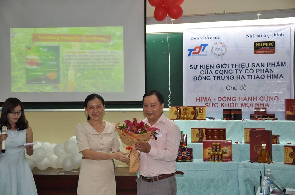 Cô Lê Thị Thúy Phượng, Trưởng bộ môn Marketing tặng quà cám ơn đại diện doanh nghiệp HIMA