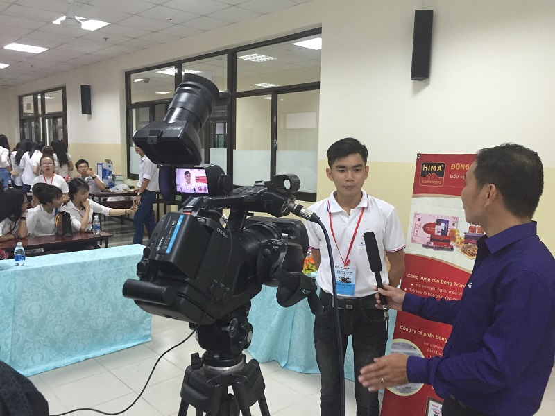 Doanh nghiệp HIMA thực hiện ghi hình phỏng vấn sinh viên về hoạt động ra mắt sản phẩm