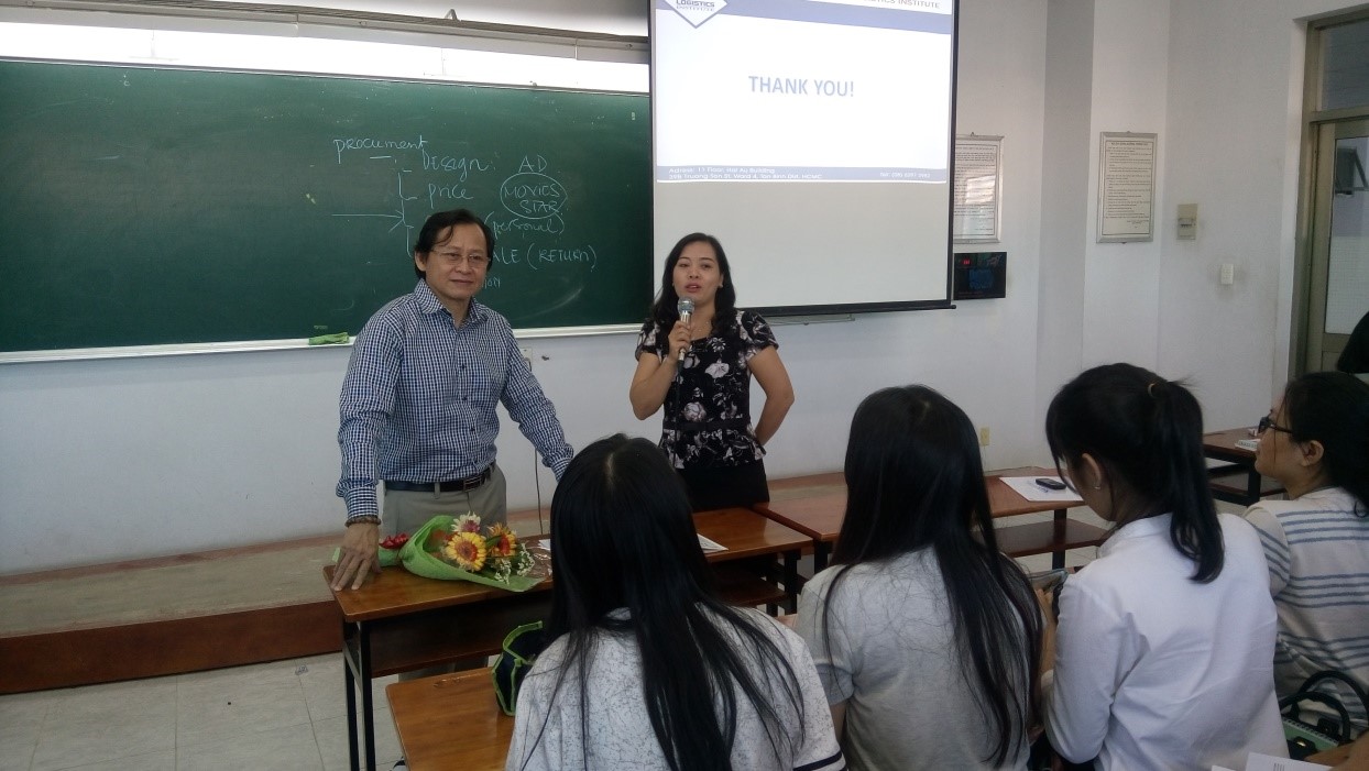 Dr. Pham Thi Ngan - Head of International Business Department, on behalf of Faculty of Business Administration, expressed sincere gratitude to the guest speaker for the presentation and experience sharing and made concluding remarks of the session.