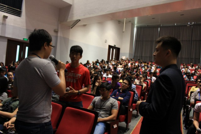 Sinh viên trường trình bày ý tưởng kinh doanh tại chương trình