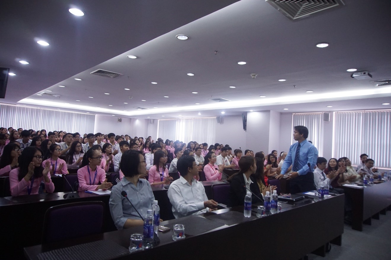 Ông Trương Tấn Lộc chia sẻ định hướng nghề nghiệp, cơ hội nghề nghiệp và trả lời câu hỏi của sinh viên