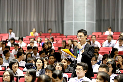 Kỳ Vọng phát biểu tại Diễn đàn Quốc tế Giới trẻ và Doanh nghiệp – AIESEC được tổ chức tại Trường đại học Tôn Đức Thắng 