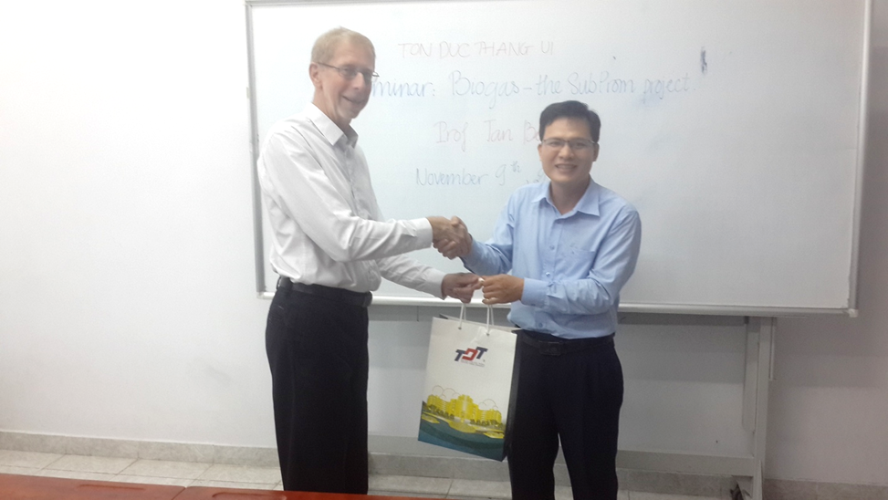 TS Lê Thanh Tùng, Trưởng bộ môn cơ bản trao qua lưu niệm và cám ơn Giáo sư Jan Bentzen về buổi chia sẻ.