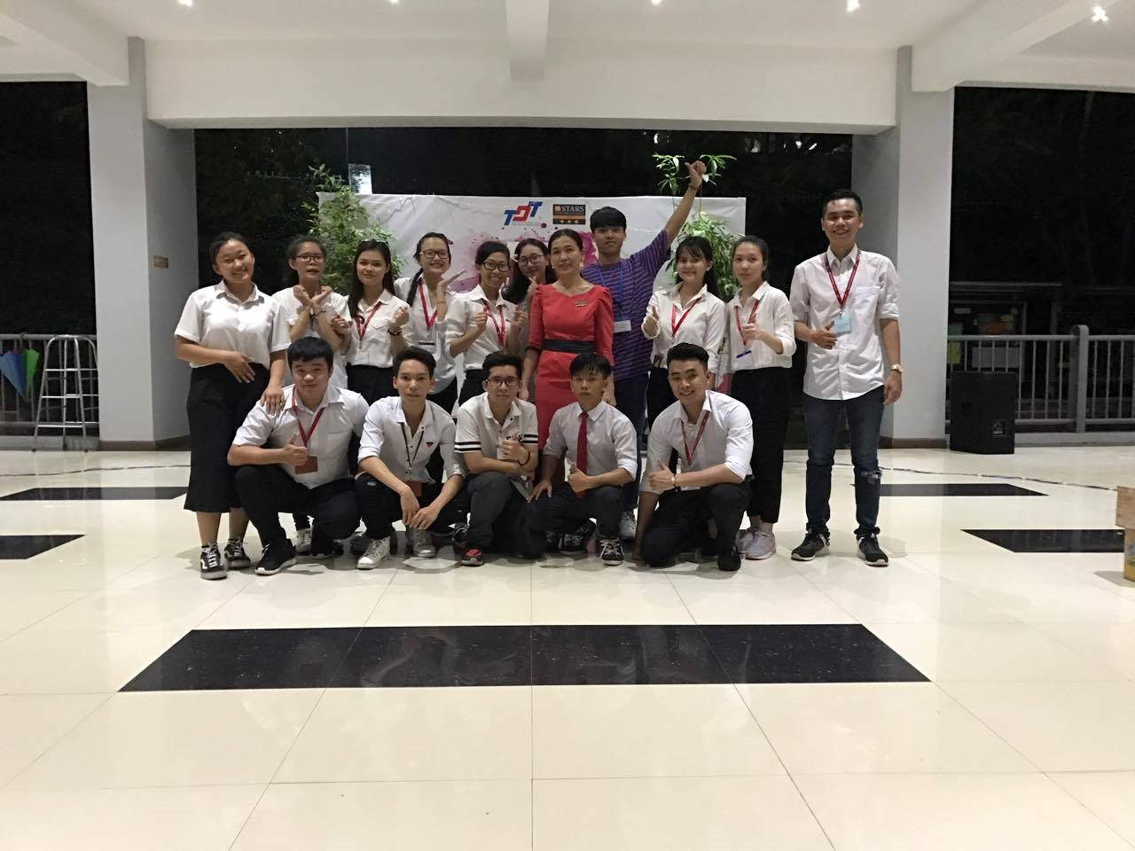 Ban tổ chức thành viên lớp Marketing cơ sở Nha Trang chụp ảnh lưu niệm với cô Lê Thị Thúy Phượng, GV giảng dạy môn học 