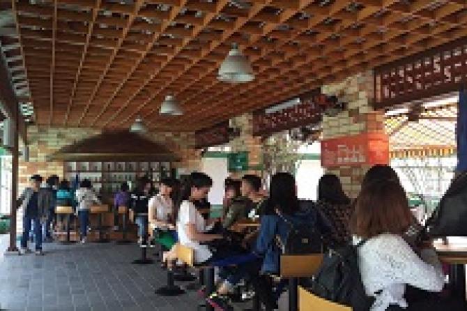 Chuyến tham quan nhằm giúp các sinh viên tiếp xúc với thực tế của công tác quản lý sản xuất của nhà máy bia Việt Nam cũng như tìm hiểu về các chương trình Marketing mà công ty bia áp dụng.