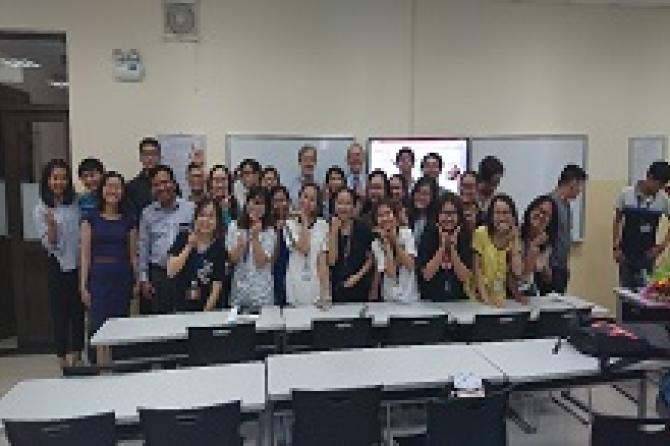 chuyên gia John Scruton-Wilson, và chuyên gia Gail Flander Jones thuyết trình và chia sẻ kinh nghiệm về các chủ đề “Strategic thinking”, “Building effective teams”, và “International Business Communication”