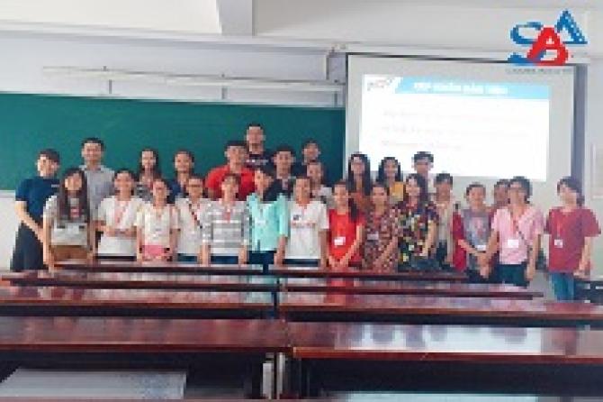 Các bạn học sinh tham gia trải nghiệm chụp hình lưu niệm cùng các thầy cô Khoa QTKD