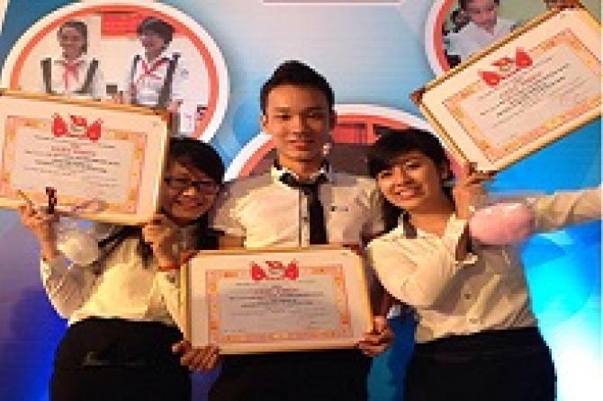 HÀ HOÀI NAM – NGUYỄN THỊ KIM NGÂN – PHAN THỊ TƯỜNG VI KHÁT VỌNG KHỞI NGHIỆP VỚI “GẤU BÔNG 5 GIÁC QUAN”