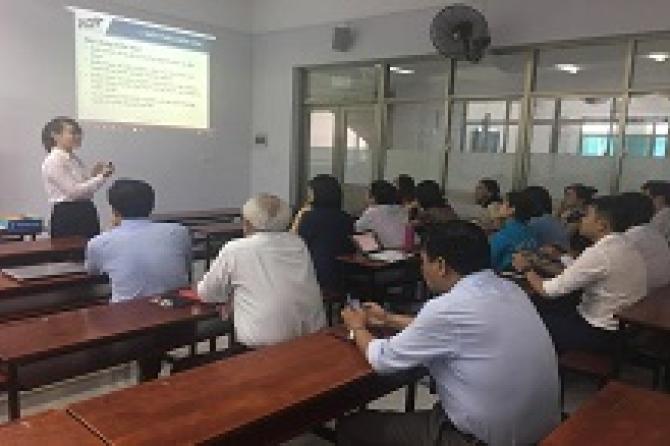 MBA. Dung Trinh Phuong presented how to build up the outline of module and design teaching materials; the evaluation and students management methods, as well as encouraging students to learn actively.