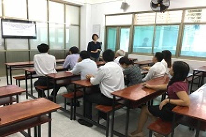 The presentation of Dr. Pei-Ju Chao focused on the relationships between an ICF (Internet commerce firm) and the logistic providers on over the world, the role of transaction cost and a power network. 