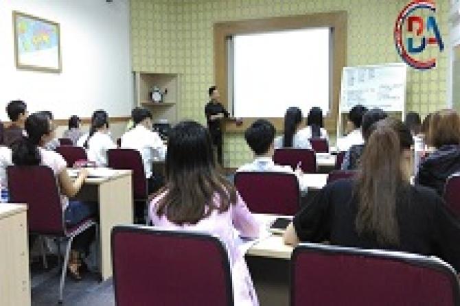 TOP 40 took a photo with speaker Nguyen Hong Khanh and the organizers