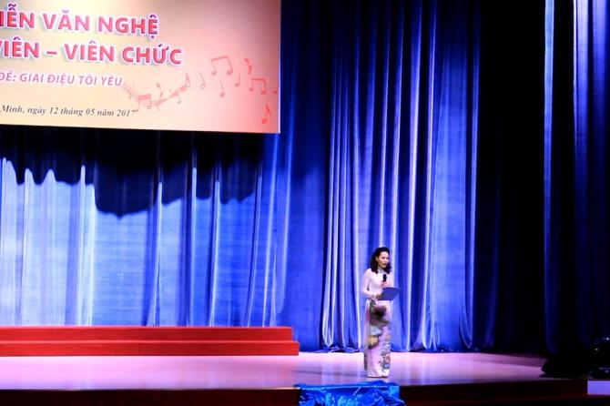 Cán bộ, Giảng viên Khoa QTKD trong phần chào kết chương trình