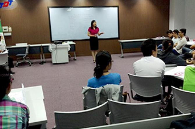 TS. Phạm Thị Minh Lý, trưởng khoa Quản trị kinh doanh đang giới thiệu về ban giảng viên của khóa học