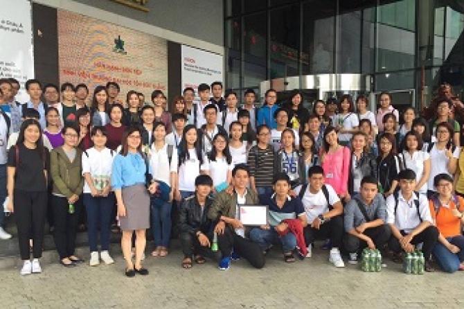 Buổi tham quan nhà máy Tân Hiệp Phát của sinh viên lớp Nguyên lý Marketing