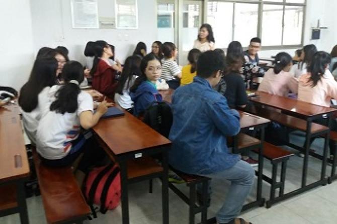 The discussion with students about the internship program