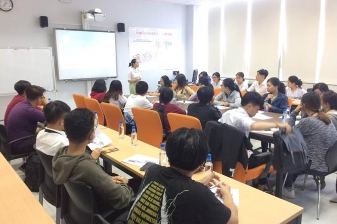 Sinh viên ngành CLC-KDQT K20 trải nghiệm cùng môn học Fiata tại hiện trường