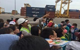Sinh viên được trực tiếp đặt câu hỏi trực tiếp cho Trịnh Quang Tuấn, Trưởng phòng Marketing về các nghiệp vụ trong giao nhận vận tải đường biển.