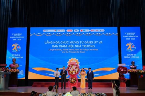 Lẵng hoa chúc mừng đến từ Đảng ủy và Ban Giám hiệu Nhà trường