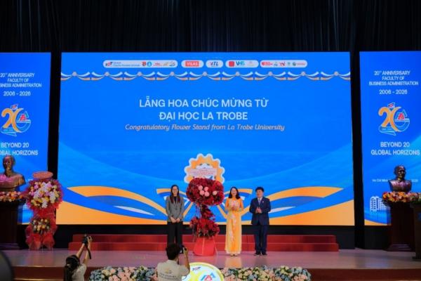 Lẵng hoa chúc mừng đến từ Đại học LaTrobe