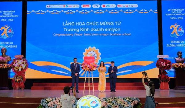 Lẵng hoa chúc mừng đến từ Trường Kinh doanh emlyon