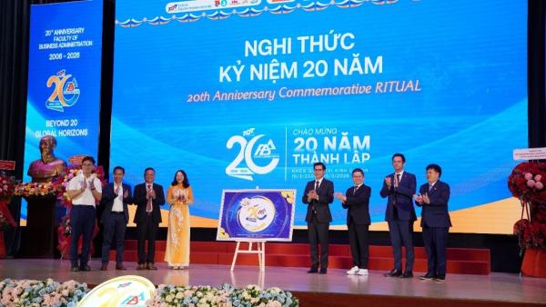 Khoảnh khắc đại diện các trụ cột cùng nhau hoàn thiện bức tranh biểu tượng kỷ niệm 20 năm thành lập Khoa