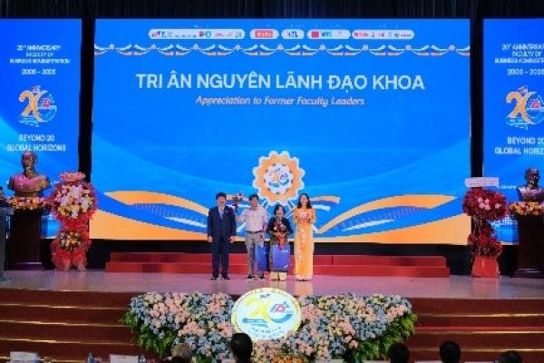 Tri ân PGS. TS. Đồng Thị Thanh Phương - Nguyên Phó Khoa Trưởng, Khoa Kinh tế và Quản trị Kinh doanh và PGS. TS. Trần Đình Phụng - Nguyên Phó Trưởng khoa, Khoa Kinh tế