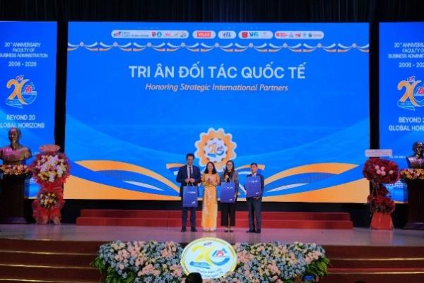 Tri ân lãnh đạo Trường Kinh doanh Emlyon, Đại học La Trobe và Trung tâm Hợp tác Châu Âu (ECC)