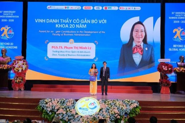 Vinh danh PGS.TS. Phạm Thị Minh Lý - Trưởng Khoa Quản trị kinh doanh vì những cống hiến bền bỉ và đóng góp to lớn trong suốt 20 năm phát triển của Khoa