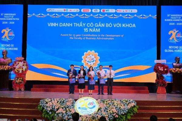 Vinh danh các Thầy Cô gắn bó với Khoa 15 năm