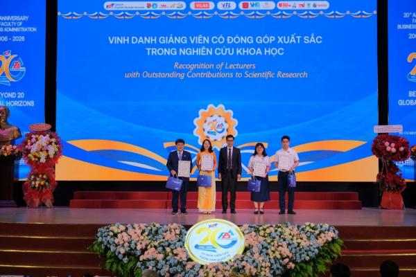 Vinh danh giảng viên có đóng góp xuất sắc trong Nghiên cứu Khoa học