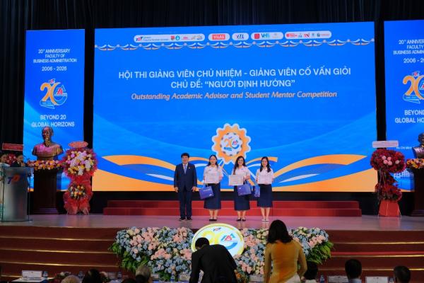 Vinh danh cho các Thầy Cô đạt giải trong hội thi Giảng viên Chủ nhiệm – Giảng viên Cố vấn giỏi với Chủ đề “Người định hướng”
