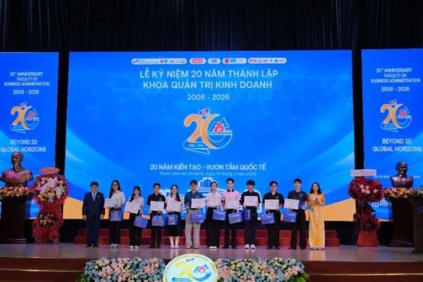 Khen thưởng các tập thể sinh viên xuất sắc có nhiều đóng góp