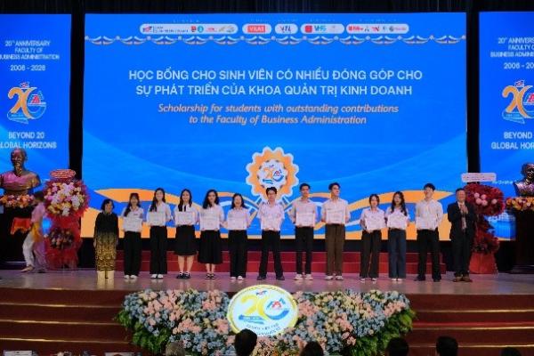 PGS. TS. Đồng Thị Thanh Phương - Nguyên Phó Khoa Trưởng Khoa Kinh tế và Quản trị kinh doanh và Anh Nguyễn Văn Trong - Chủ nhiệm CLB Cựu Học viên - Sinh viên Khoa QTKD trao học bổng cho các sinh viên có nhiều đóng góp