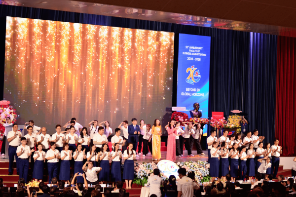 Tiết mục đồng diễn kết hợp giữa Thầy Cô và Sinh viên Khoa