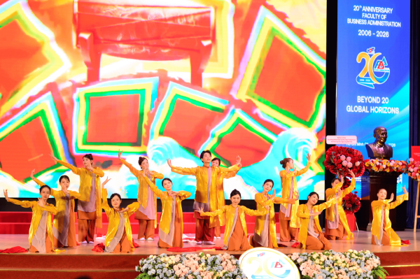 Tiết mục Vươn mình đất Việt do Đội Văn nghệ Khoa trình bày