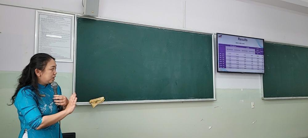 TS. Trần Thị Vân Trang trình bày các nghiên cứu trong buổi sinh hoạt