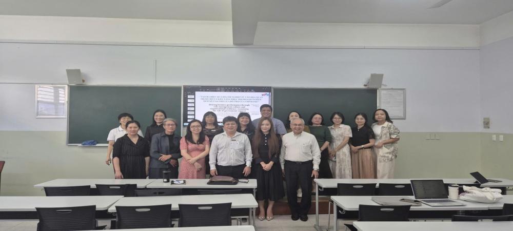 Ban lãnh đạo cùng các giảng viên tham dự buổi sinh hoạt
