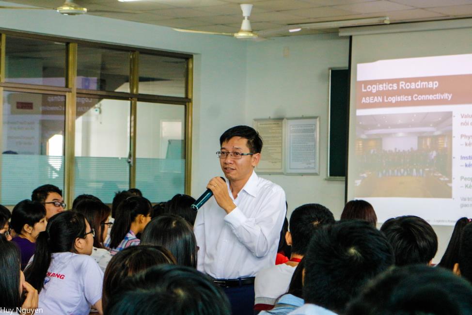 Ông Trần Chí Dũng - Phó ban đào tạo Hiệp hội Logictics Việt Nam; Phó viện trưởng viện nghiên cứu và phát triển Logictics; Giám đốc công ty Tri Thức và Hậu Cần- giới thiệu về ngành Logistics cũng như những thách thức đối với sinh viên trong thị trường việc làm ngày càng cạnh tranh gay gắt.