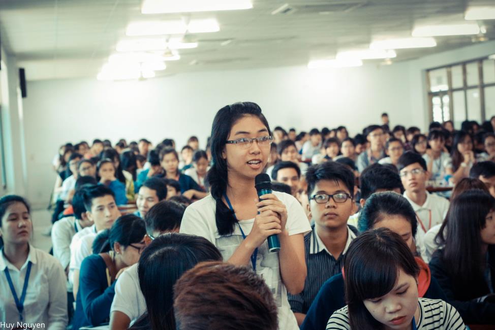 Các bạn sinh viên đặt câu hỏi cho các chuyên gia