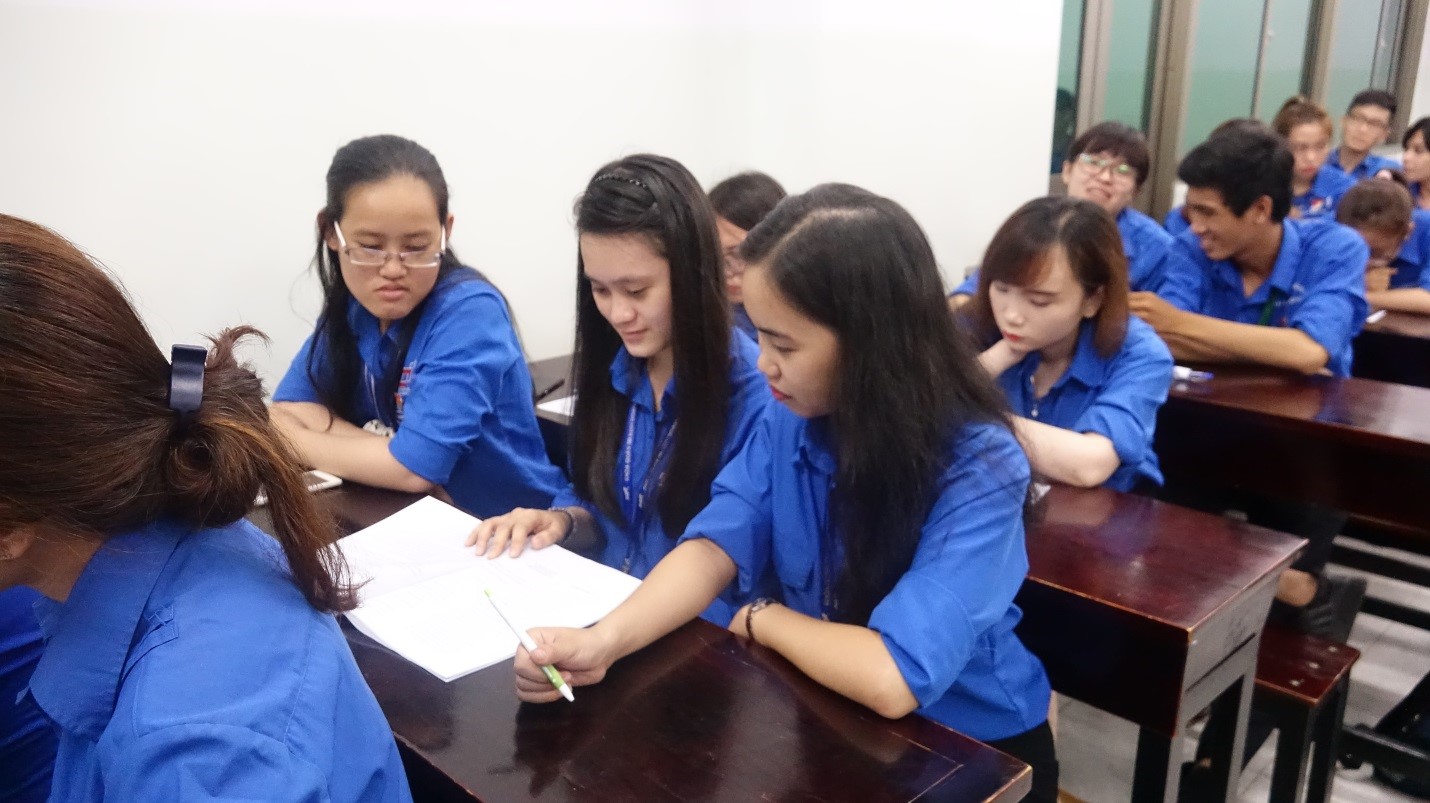 Các đại biểu tham gia thảo luận về nội dung văn kiện