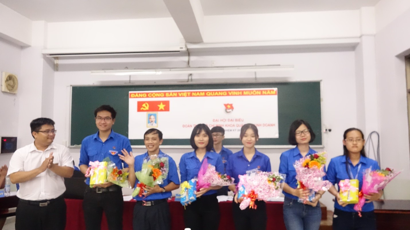 Đồng chí Trẩn Khai Thuận - Phó bí thư Đoàn trường trao quà cho BCH nhiệm kỳ 2014-2017