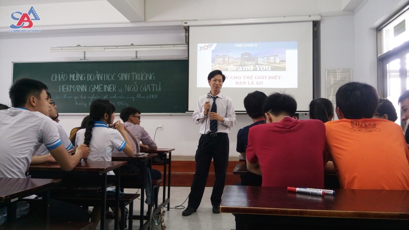 ThS. Bùi Ngọc Tuấn Anh đại diện giới thiệu về đặc điểm chương trình đào tạo hiện nay của Khoa QTKD