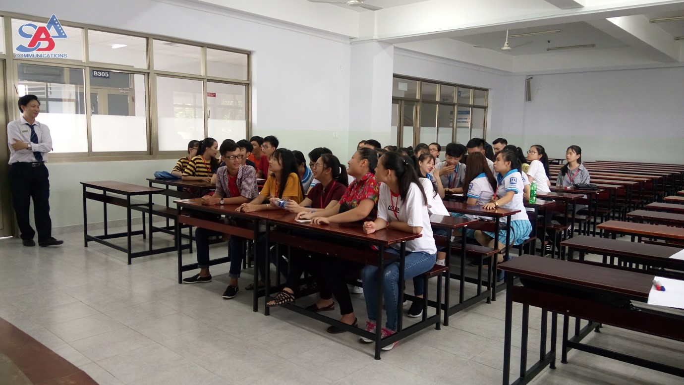 Các bạn học sinh cùng nhau vượt qua các thử thách đặt ra ứng với đặc trưng của các chuyên ngành đào tạo tại Khoa QTKD hiện nay