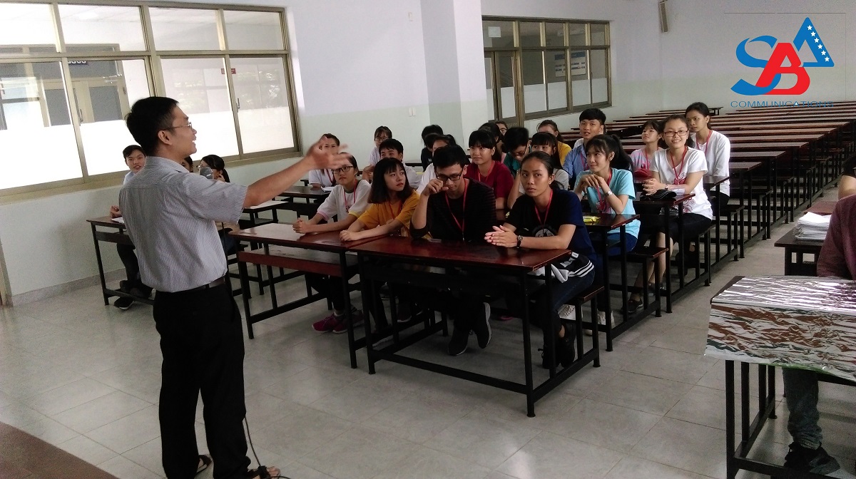 Thầy Lê Đức Nhã trình bày về chương trình đào tạo của khoa Quản Trị Kinh Doanh