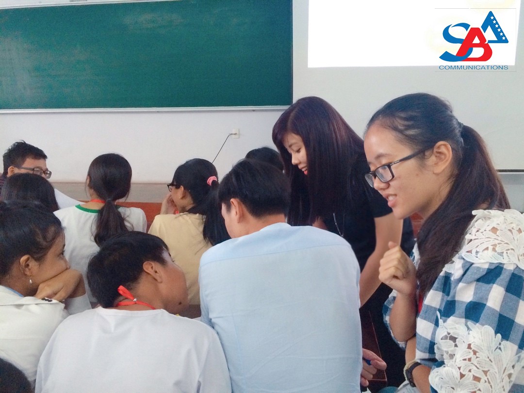 Các bạn sinh viên khoa hỗ trợ các nhóm về ý tưởng logo trò chơi nhận dạng thương hiệu