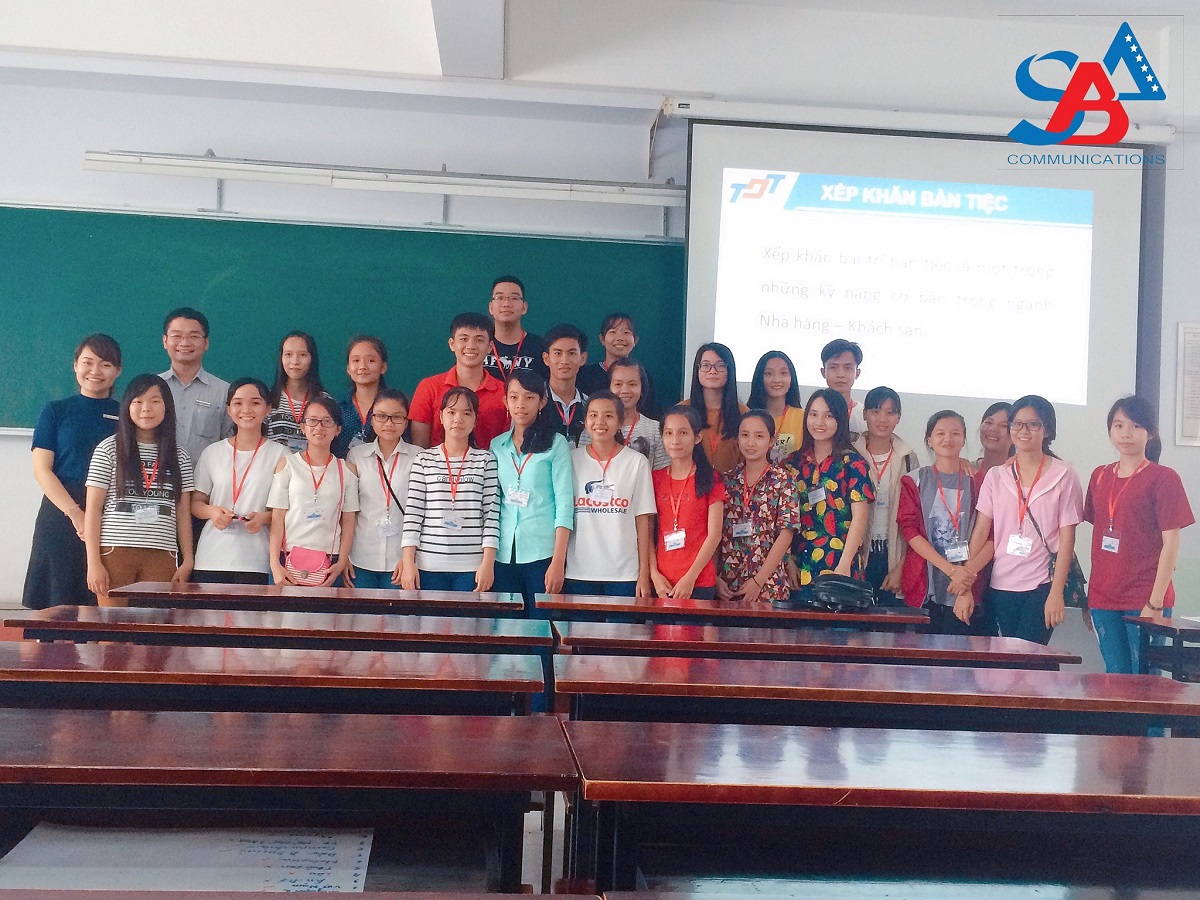 Các bạn học sinh tham gia trải nghiệm chụp hình lưu niệm cùng các thầy cô Khoa QTKD