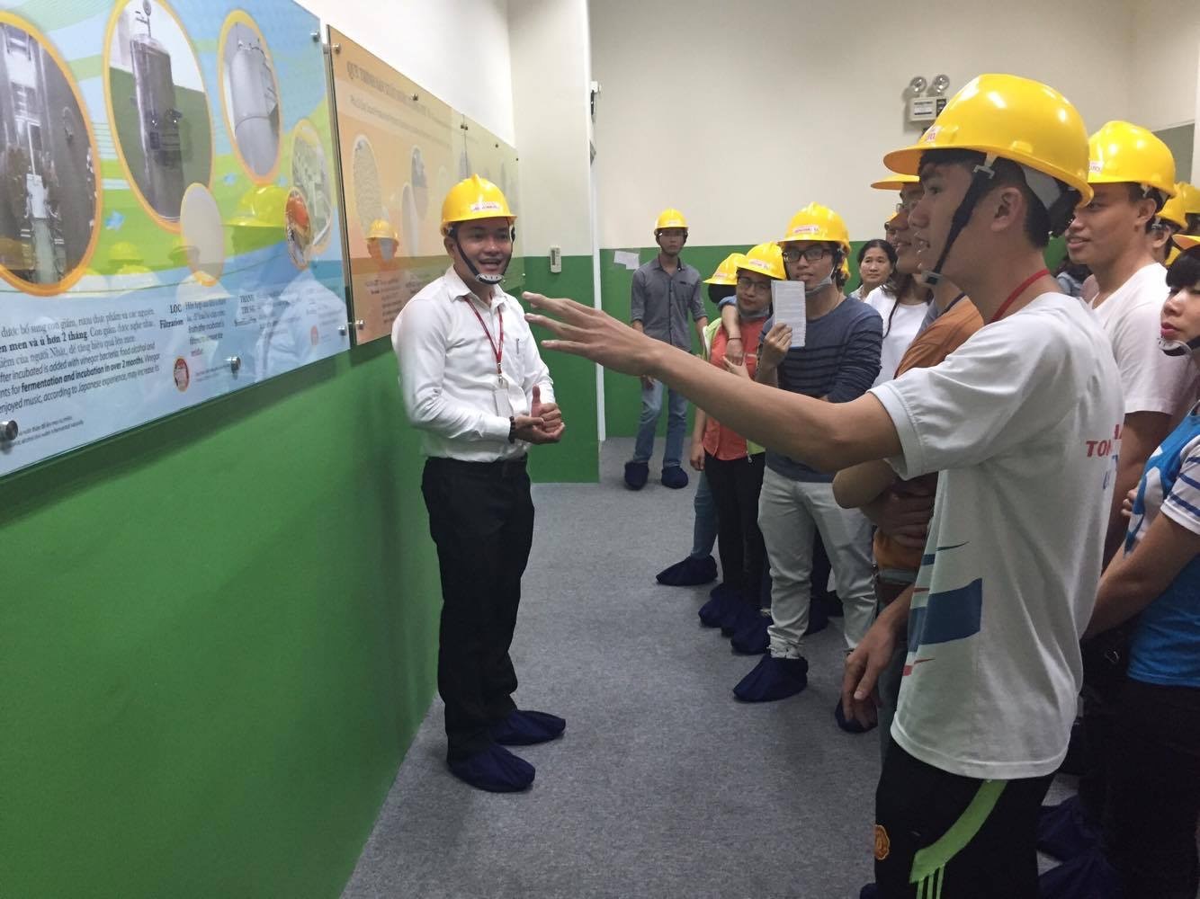After the visiting factory tour, the students was comeback to the hall for Q&A session